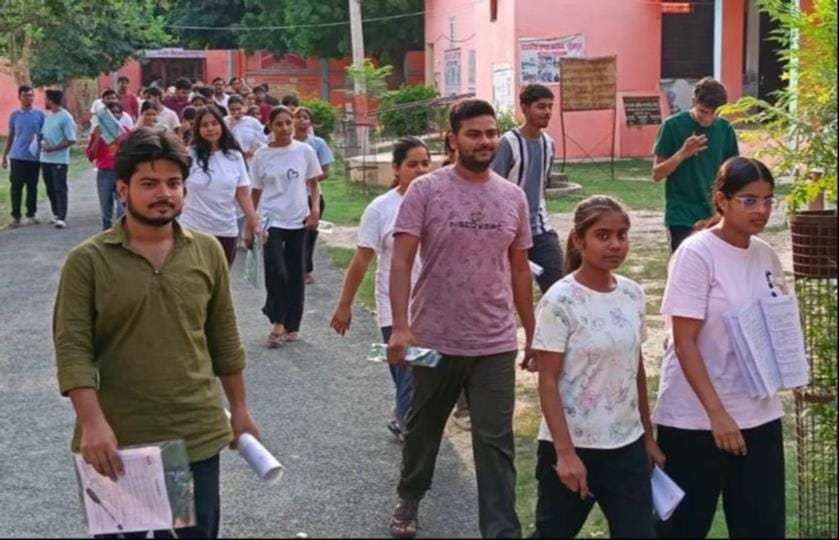 जीआईसी से परीक्षा देकर निकलते अभ्यर्थी। -संवाद
