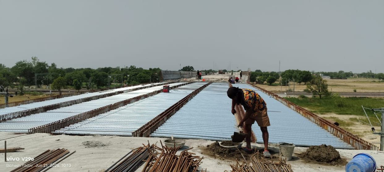Shuttering work accelerates on the Varanasi-Pratapgarh route; slab casting to take place by the end of June.