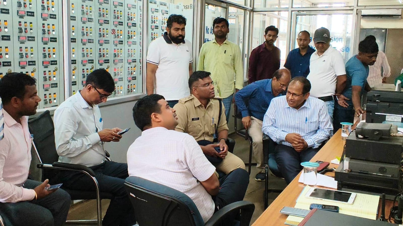 जलस्तर बढ़ने के बाद उफनाई कोसी नदी।भीमनगर कोसी बराज स्थित कंट्रोल रूम का जायजा लेते डीएम, एसपी