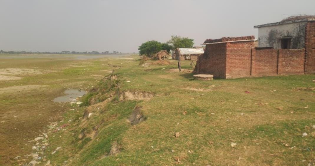 Many houses at the river mouth; fear of erosion.