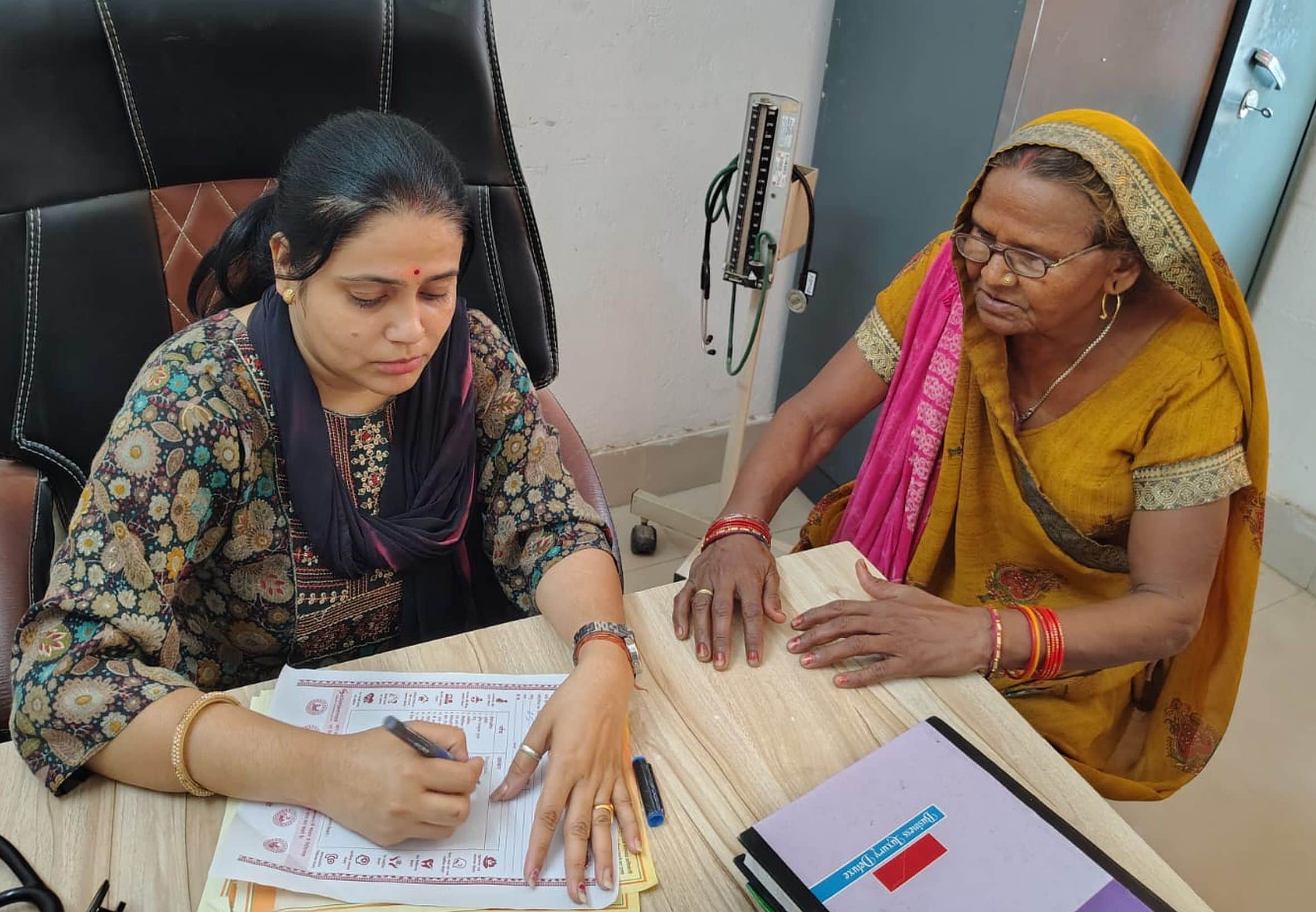 जेठूमवई पीएचसी पर आयोजित आरोग्य मेले में मरीज का इलाज करती डॉक्टर। -संवाद