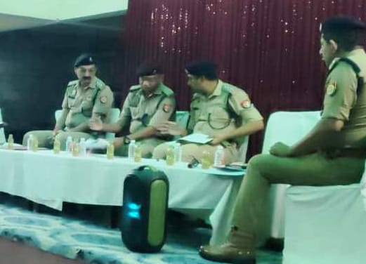 ज्येष्ठ गंगा दशहरा पर्व को लेकर बैठक करते एएसपी। स्रोत पुलिस विभाग