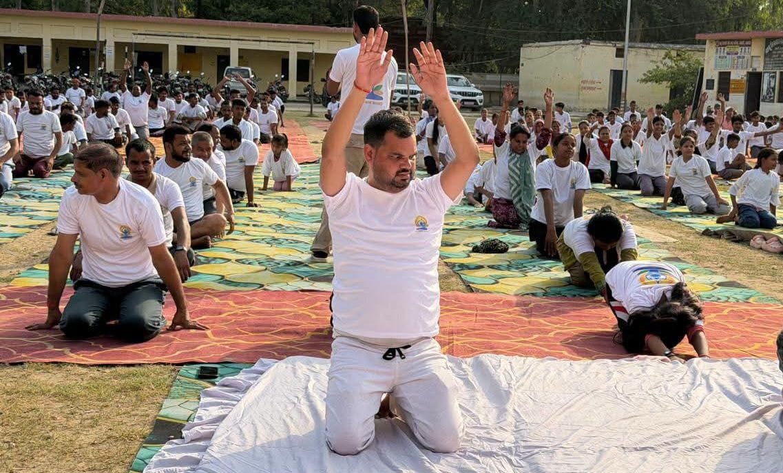 400 volunteers practiced yoga