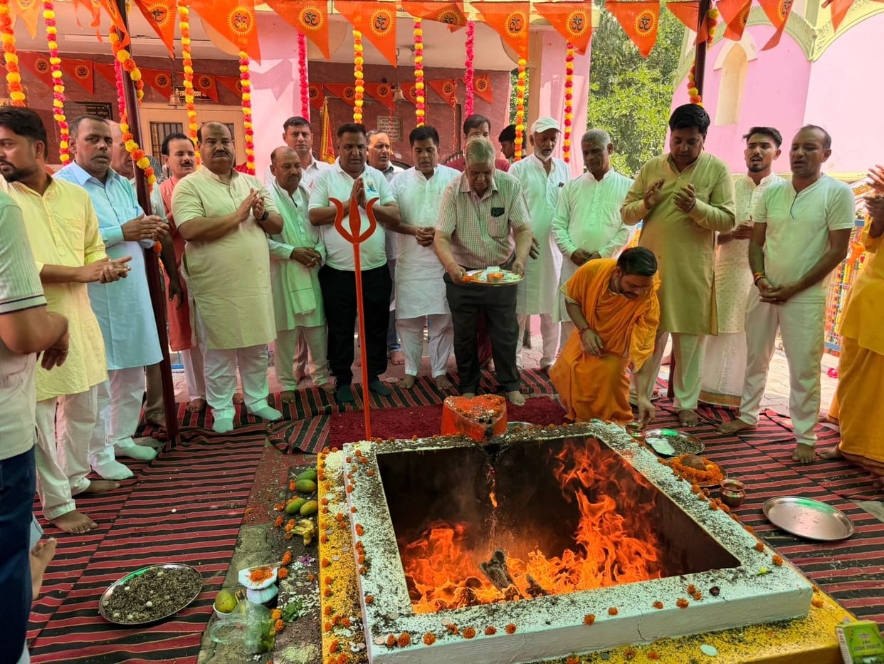 Devotees gathered at Shri Kamyakeshwar Tirtha for a holy dip and worship.