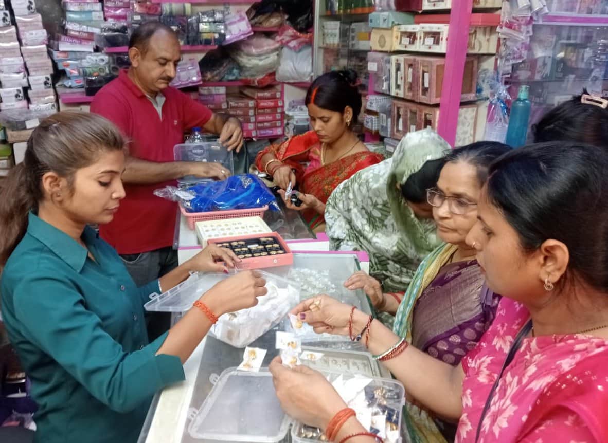 कॉस्मेटिक की दुकान पर खरीदारी करतीं महिलाएं। संवाद