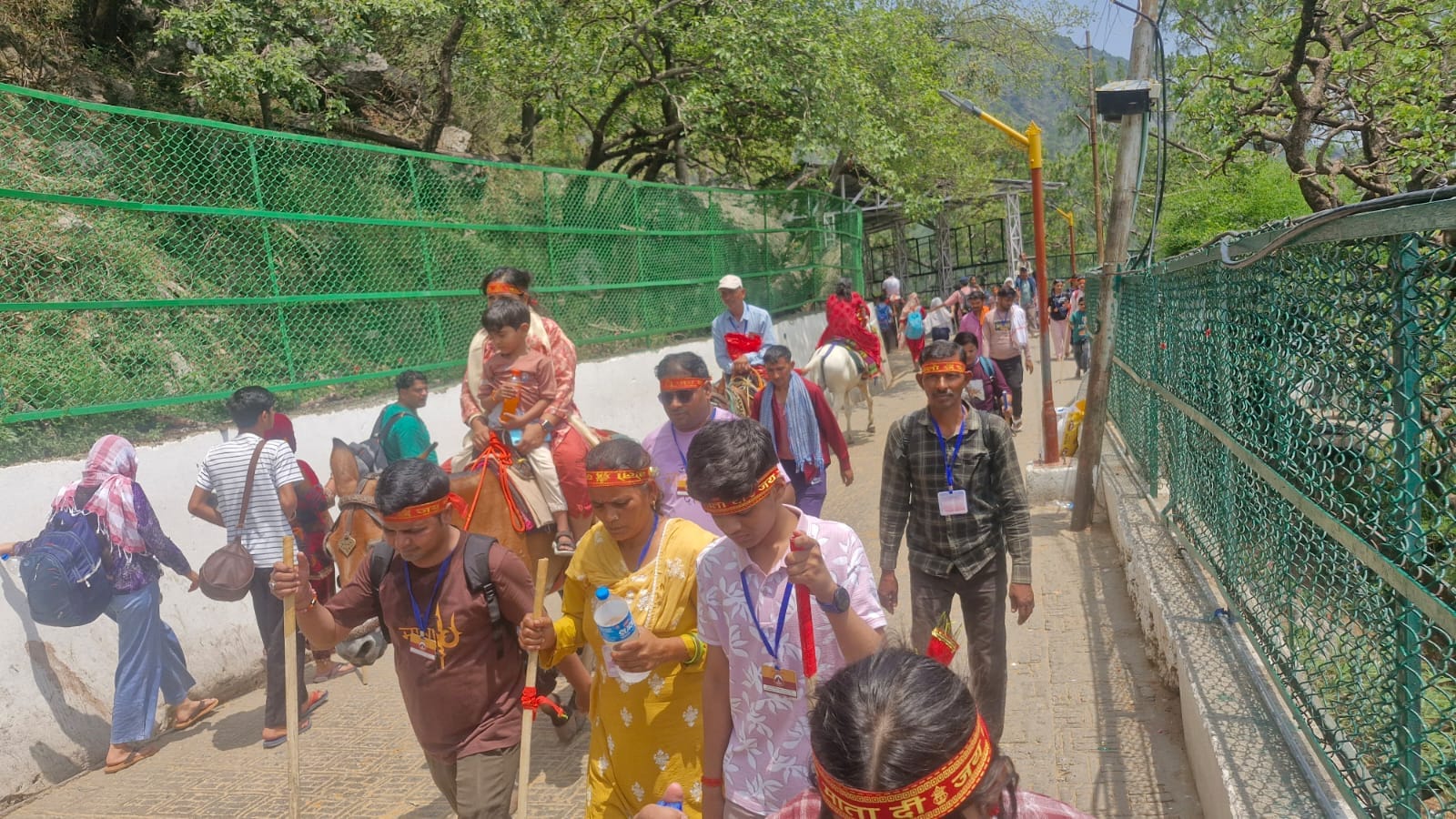 कटड़ा में श्रद्धालु जयकारे लगाते हुए भवन की ओर प्रस्थान करते हुए। संवाद
