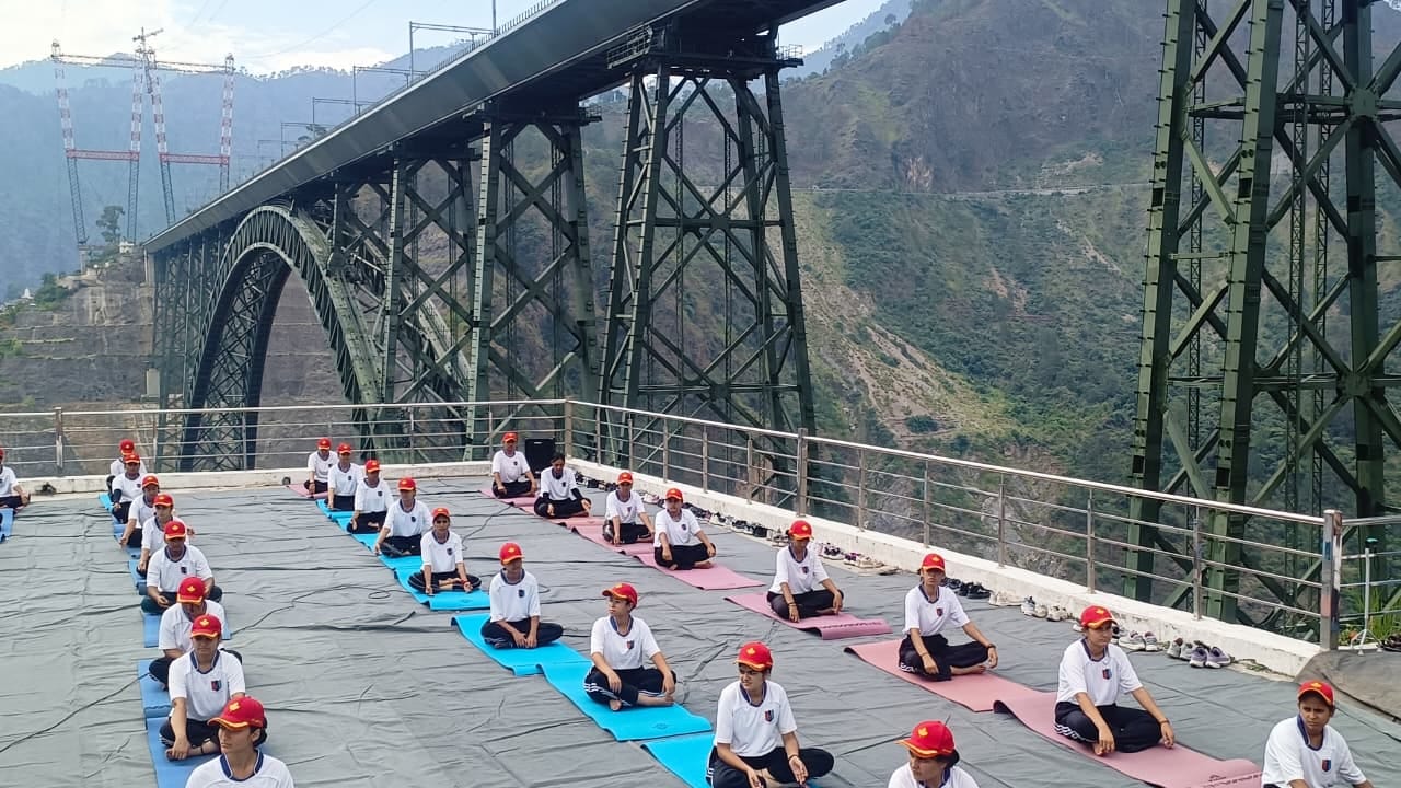 कटड़ा श्री माता वैष्णो देवी विश्वविद्यालय के छात्र व अन्य रेलवे ब्रिज पर योग करते हुए  स्रोत विव