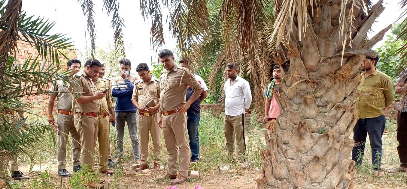 खुर्जा की महेश वाटिका कॉलोनी में शव मिलने के बाद घटनास्थल पर जांच करते सीओ व अन्य पुलिसकर्मी। स