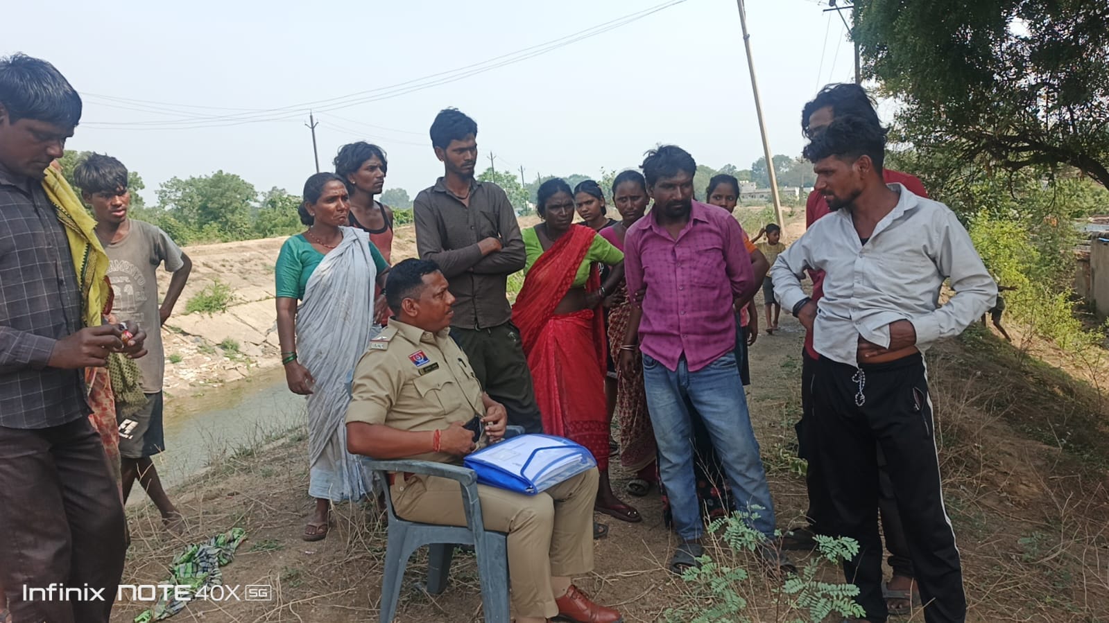 पूछताछ करती पुलिस