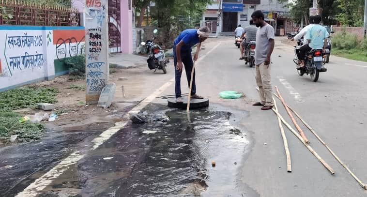 लोहारू में सीवर लाइन सफाई का काम करते कर्मचारी।