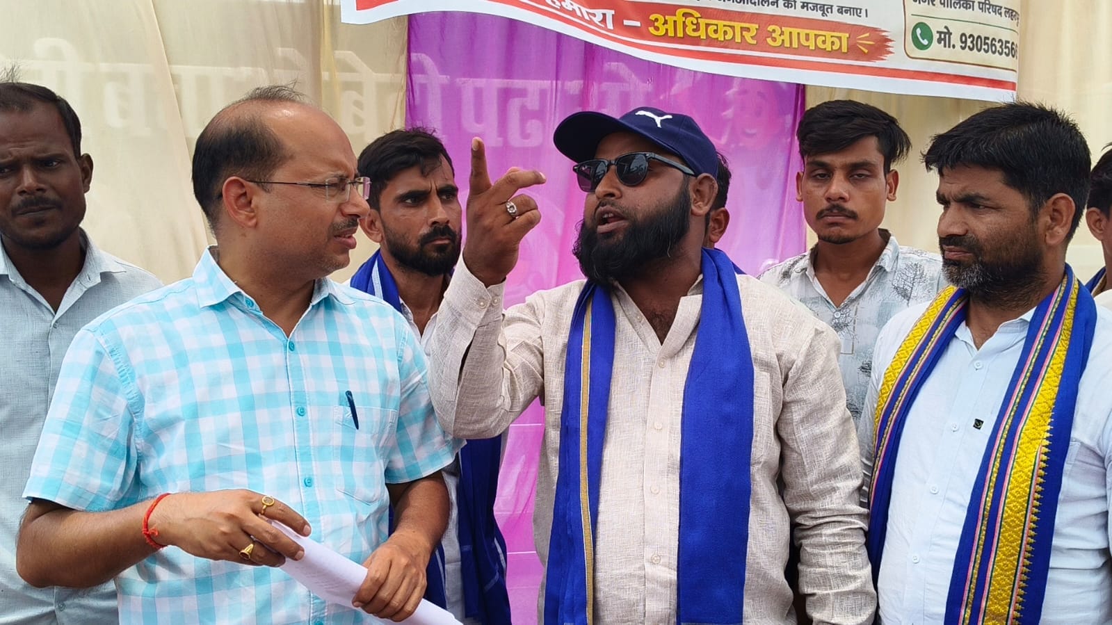 लहरपुर में नगर पालिका ईको ज्ञापन सौंपते सभासद। संवाद