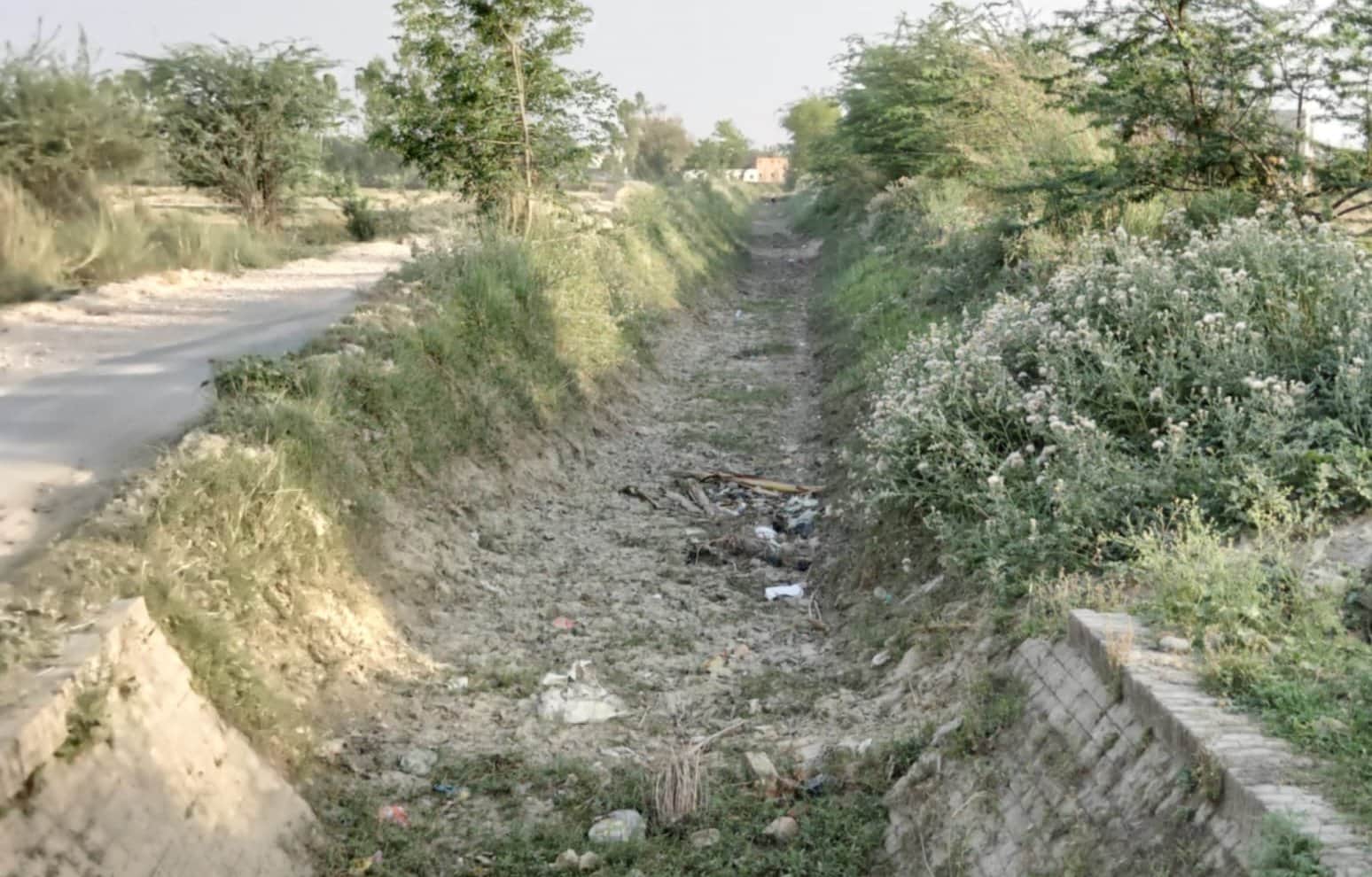 लालगंज क्षेत्र में सूखी पड़ी माइनर। संवाद