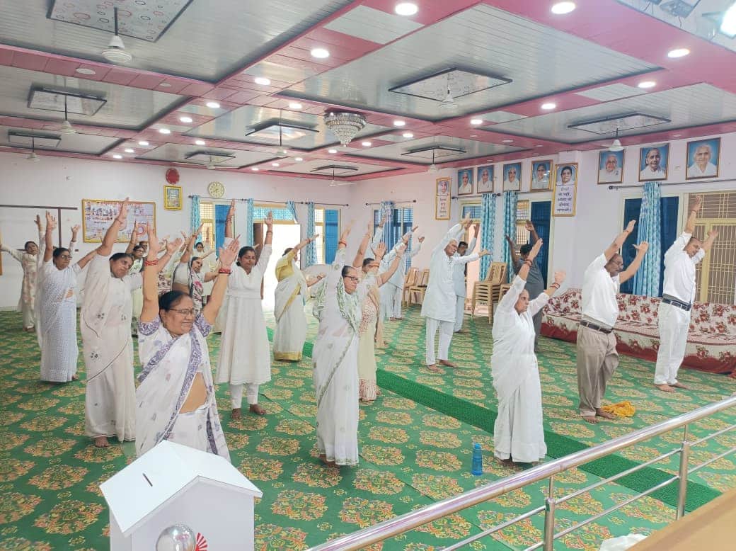मुंगराबादशाहपुर ब्रम्हकुमारी ईश्वरीय विश्वविद्यालय में योग करती बहनें। स्रोत-संस्था