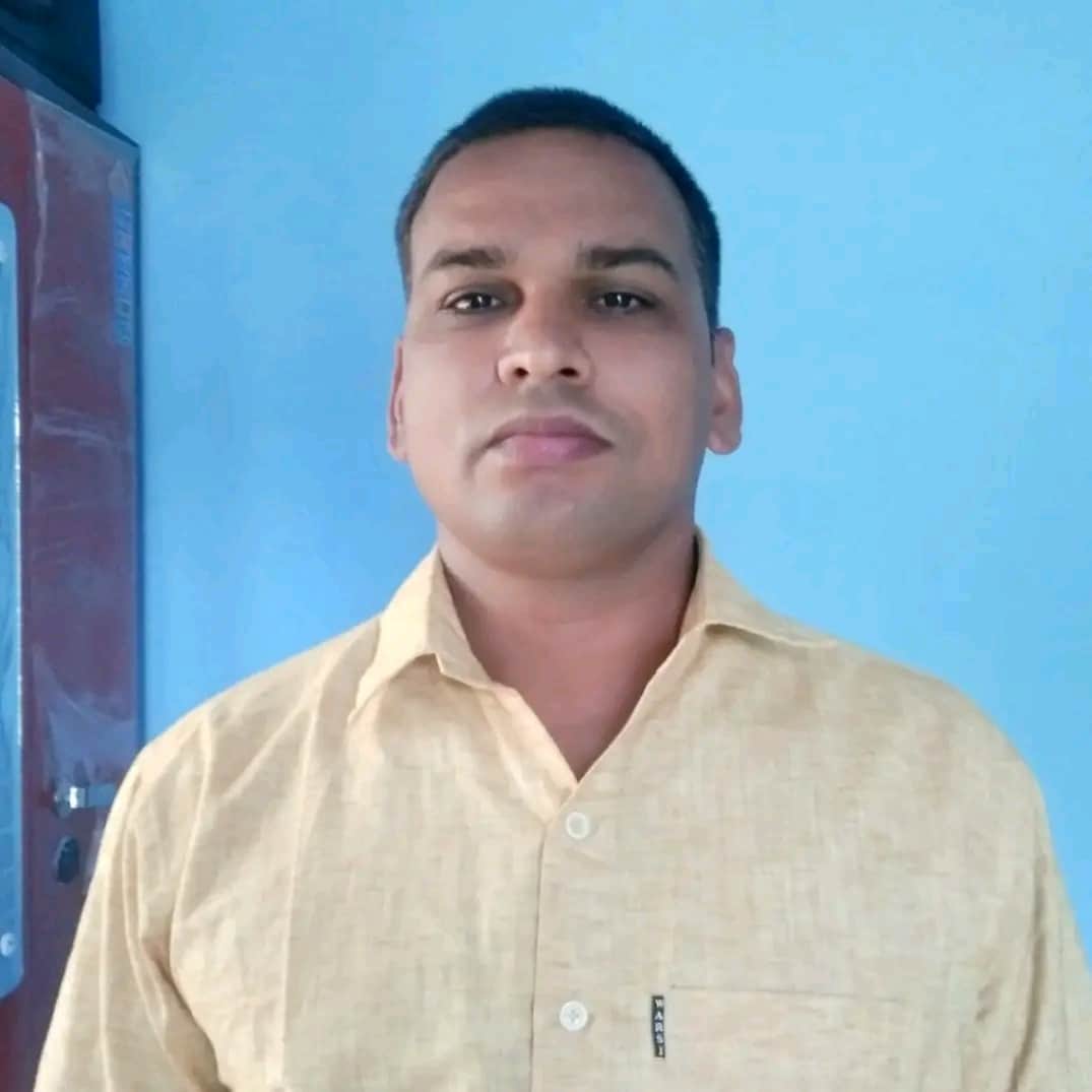 मड़ियाहूं, फंदा लगाकर मृत सूबेदार यादव की फाइल फोटो। स्रोत-परिजन
