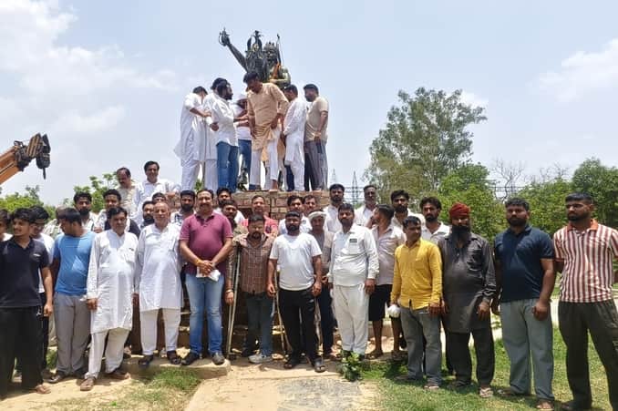 नगर पालिका के पास पार्क में स्थापित क्षत्रिय सम्राट मिहिर भोज की प्रतिमा पर पुष्प अर्पित करते ह