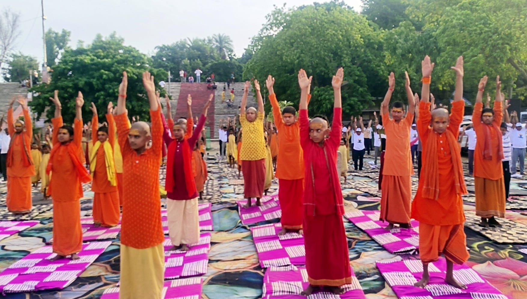 नैमिषारण्य में राजघाट पर योग करते बटुक। -संवाद  