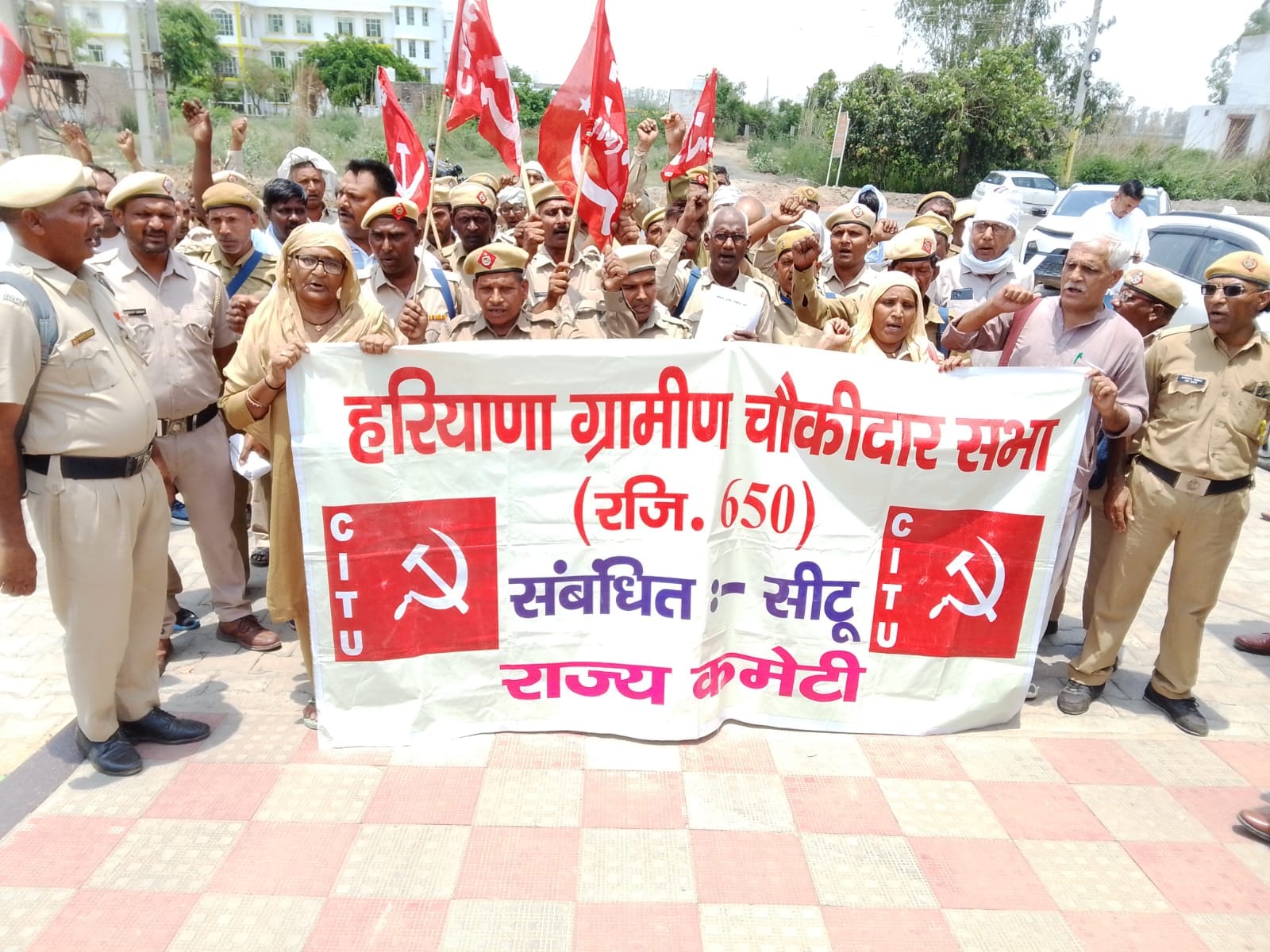 पंचायत मंत्री के आवास के बाहर प्रदर्शन करते ग्रामीण चौकीदार। स्रोत : सोशल मीडिया