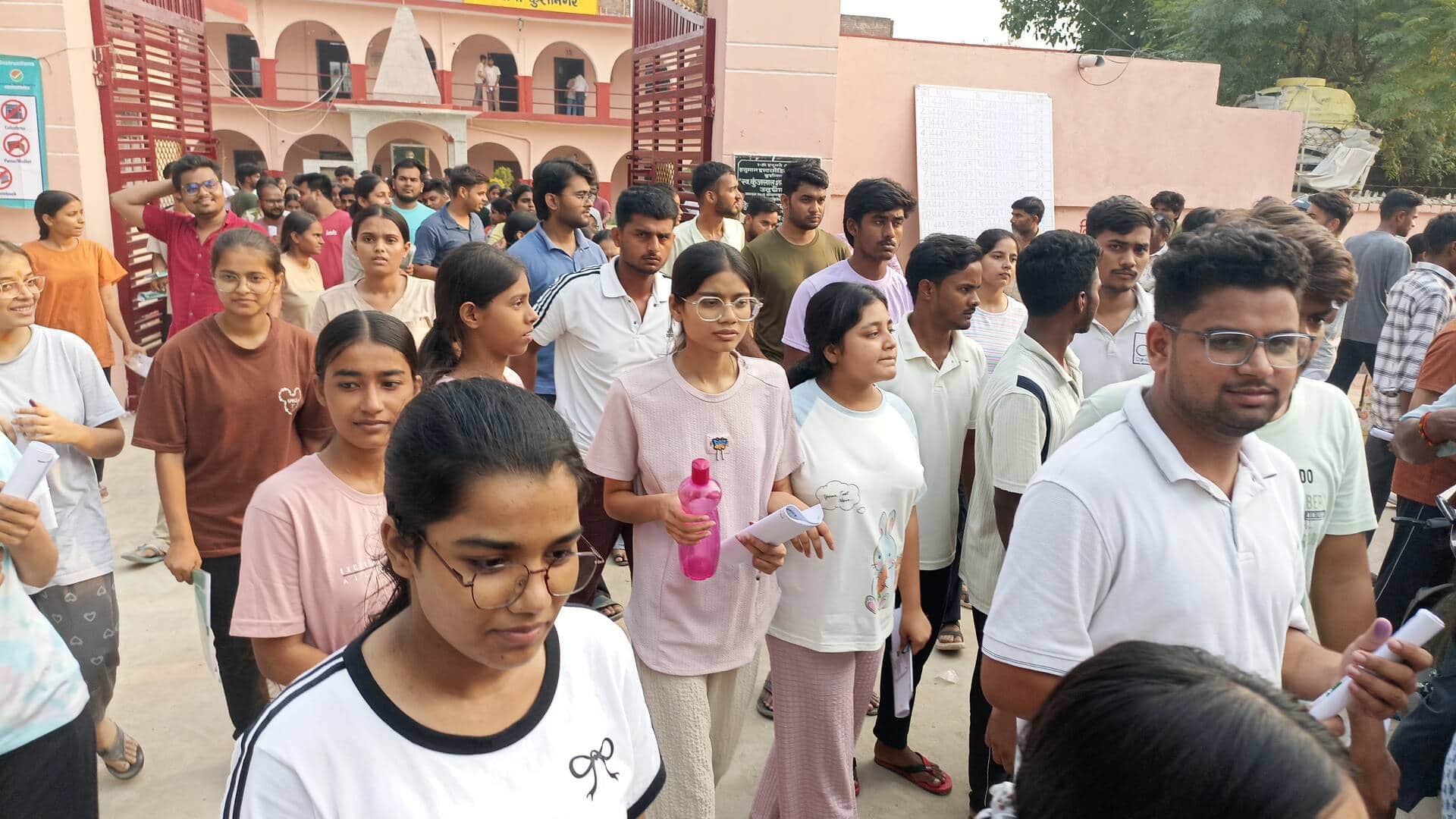 पडरौना शहर के हनुमान इंटर काॅलेज से नीट परीक्षा देकर बाहर निकलते परीक्षार्थी।संवाद