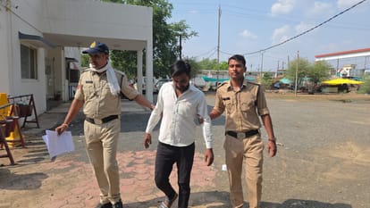 पुलिस की गिरफ्त में आरोपी।