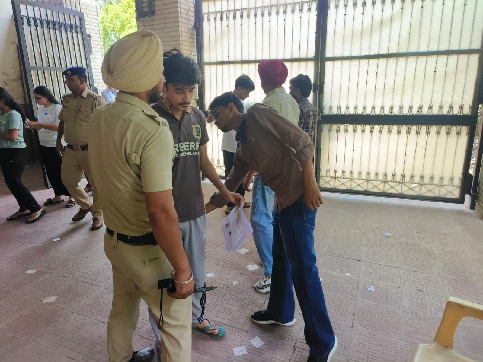 परीक्षार्थी जांच कराते हुए। संवाद