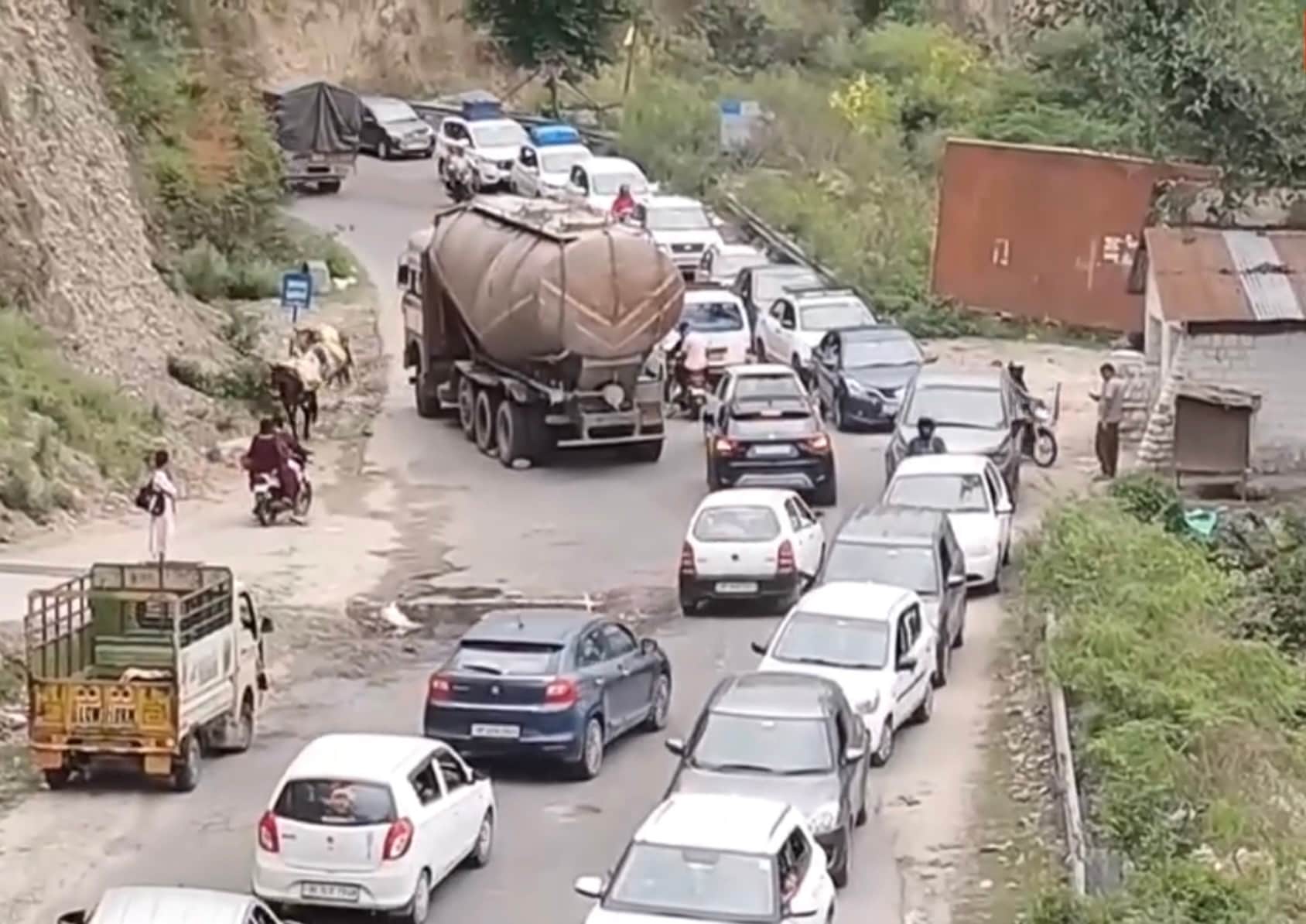 पुराना कांगडा घाट के पास ट्रक खराब होने से लगा लंबा जाम।  -स्रोत : जागरूक पाठक