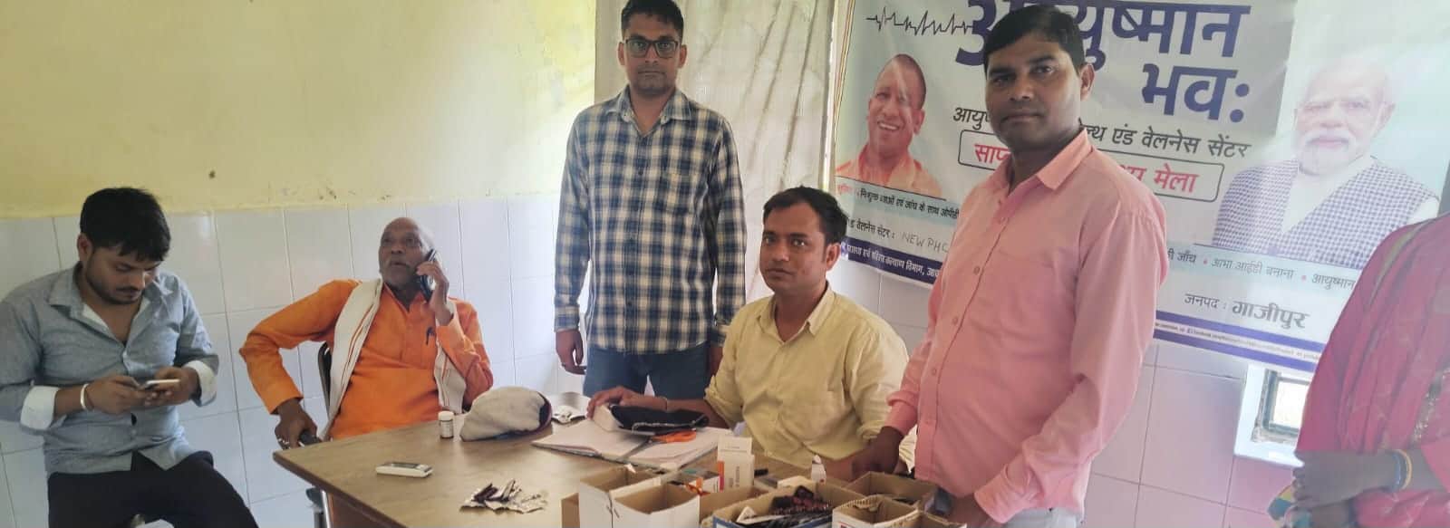 प्राथमिक स्वास्थ्य केंद्र गहमर में आयोजित मुख्यमंत्री जनआरोग्य मेले में लोगों के स्वास्थ्य की ज