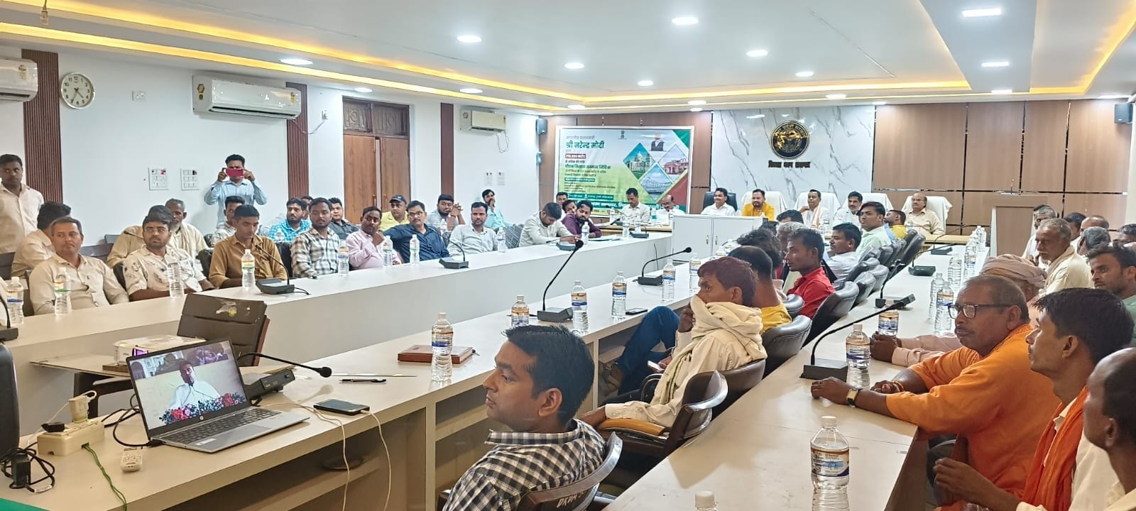 प्रधानमंत्री का उद्बोधन सुनते जनप्रतिनिधि व किसान।