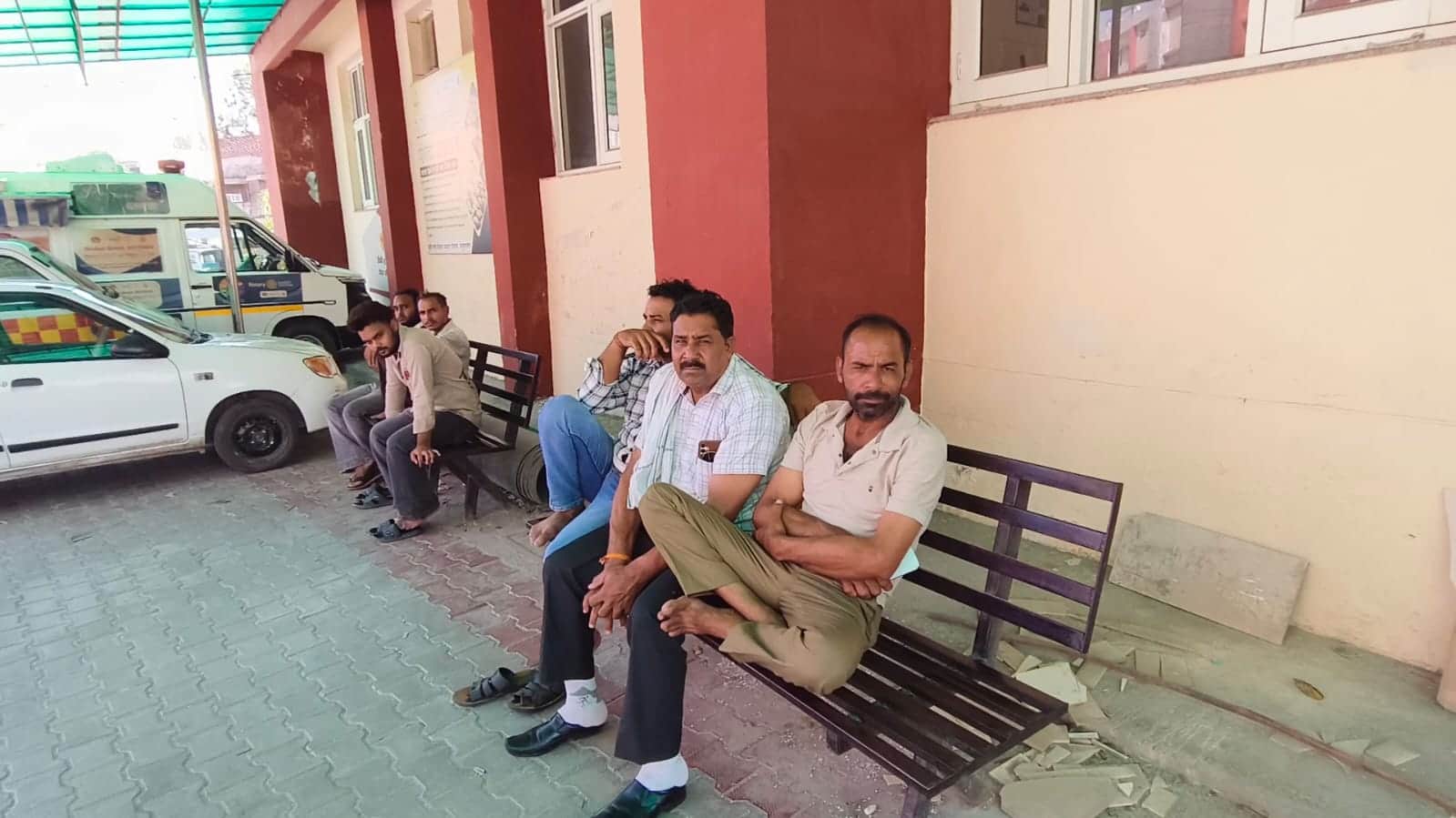 पोस्टमार्टम हाउस के बाहर बैठे आयुषी के परिजन। संवाद