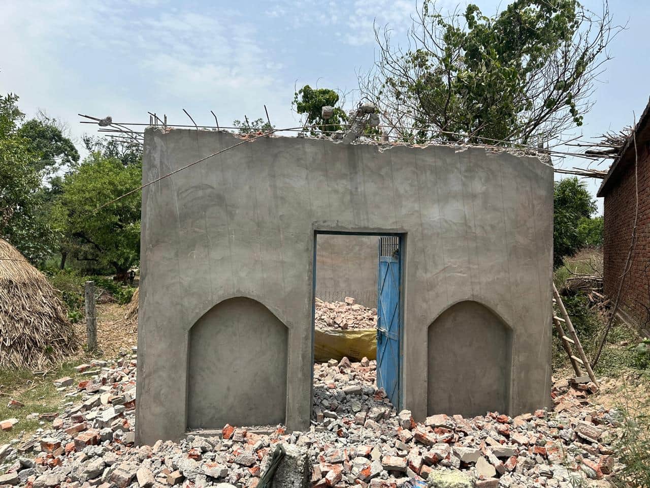 पीड़िता के गांव में समाज के लोगों द्वारा खुद तोड़ी जा रही मजार। संवाद