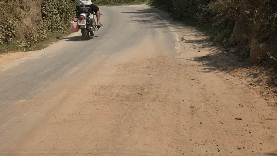 रामशहर मार्ग पर भरी गई मिट्टी। संवाद