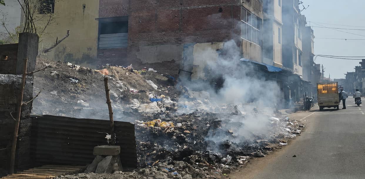 Problems increased due to fire in garbage on the side of Railway Station Road