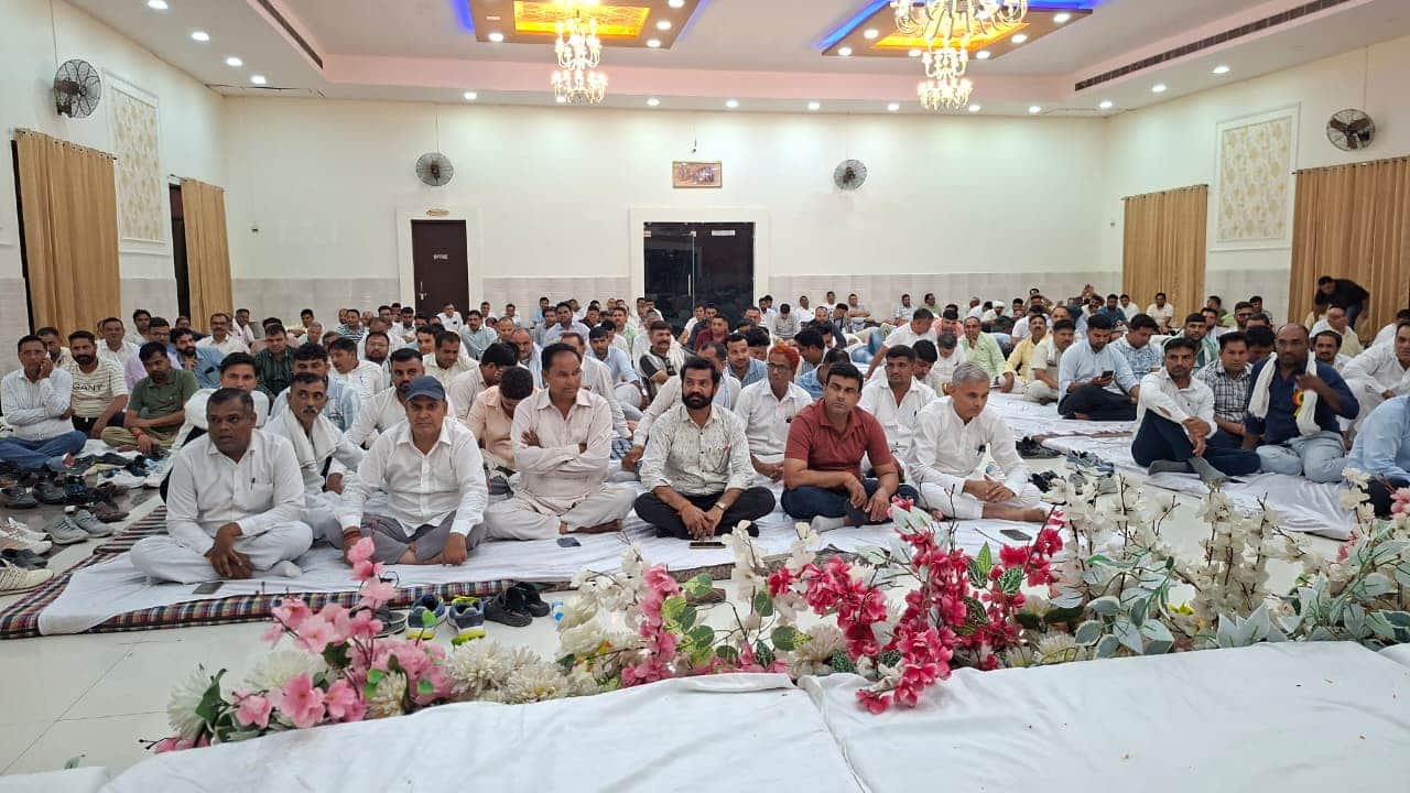 रतन पैलेस में बुलाई गई बिजली कर्मचारियों की मीटिंग में भाग लेते कर्मचारी।