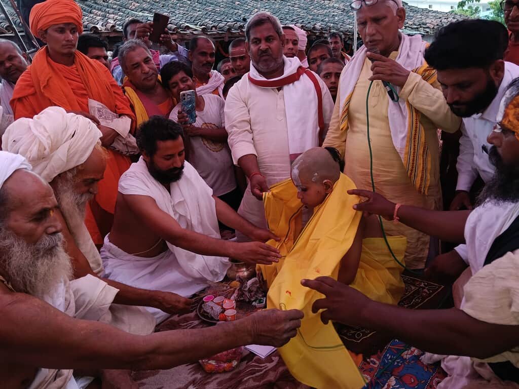 रेवती के मझौंवा मठ के नए बाल महंत का पट्टाभिषेक करते साधु-संत।संवाद