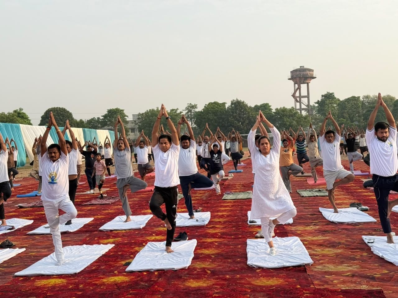 स्पोर्ट स्टेडियम भिनगा में योगाभ्यास करती डीएम अन्नपूर्णा गर्ग व अन्य।