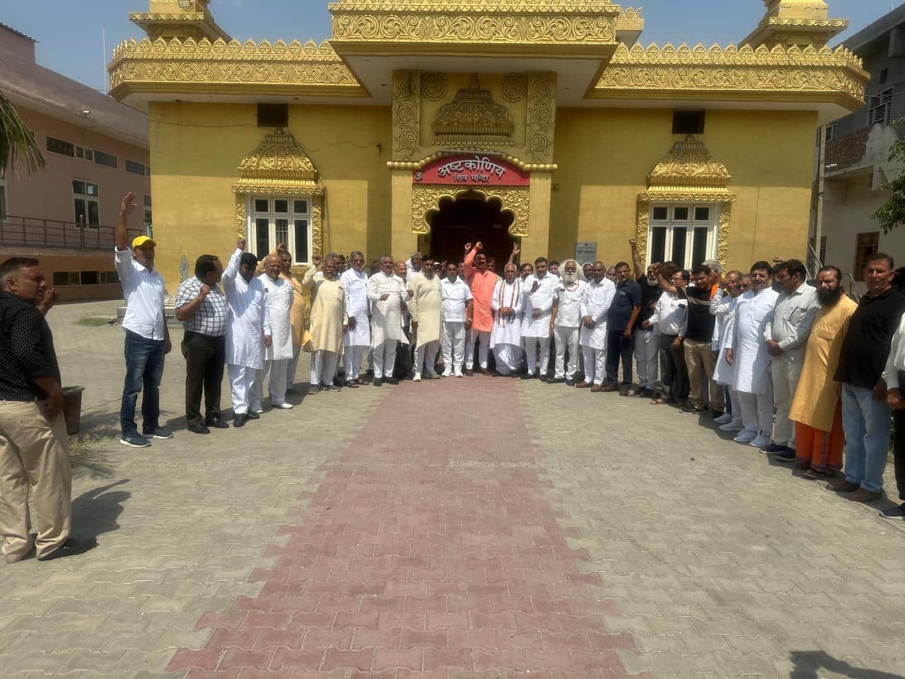 सर्व ब्राह्मण धर्मशाला में समाज के लोग बैठक करते हुए। विज्ञप्ति
