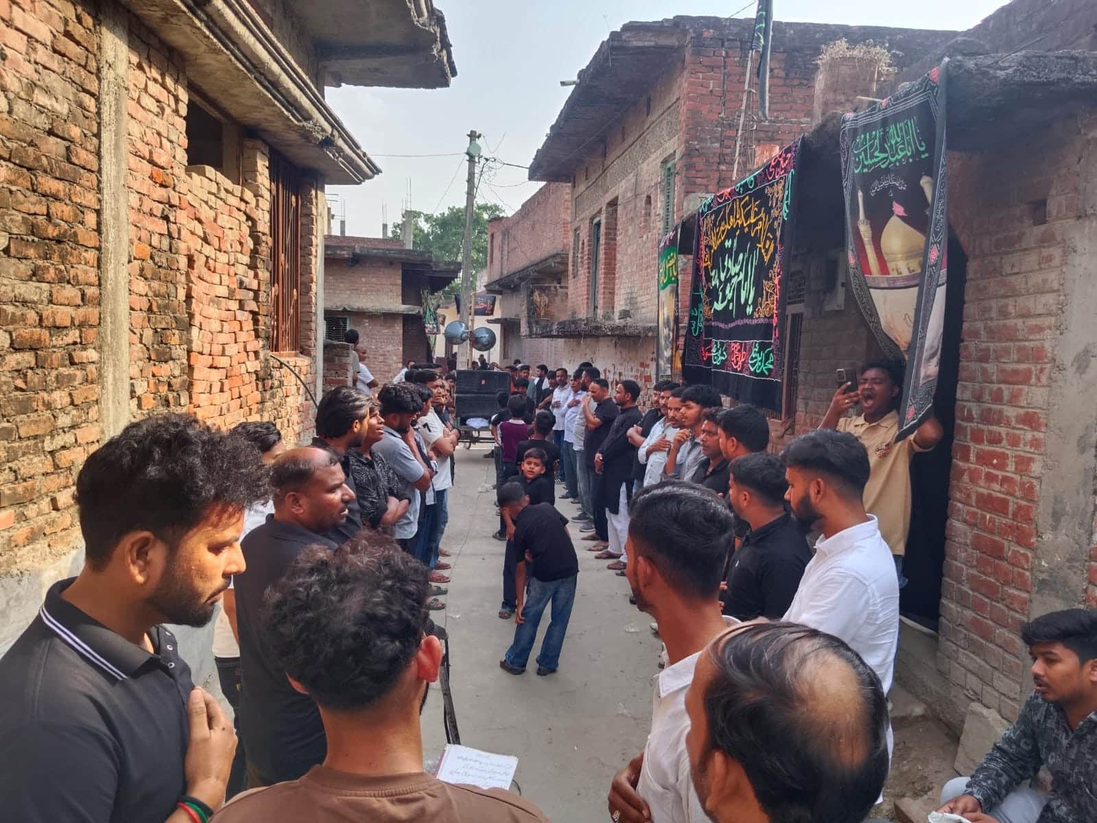 सरायमीर में मातमी जुलूस में माैजूद लोग। संवाद