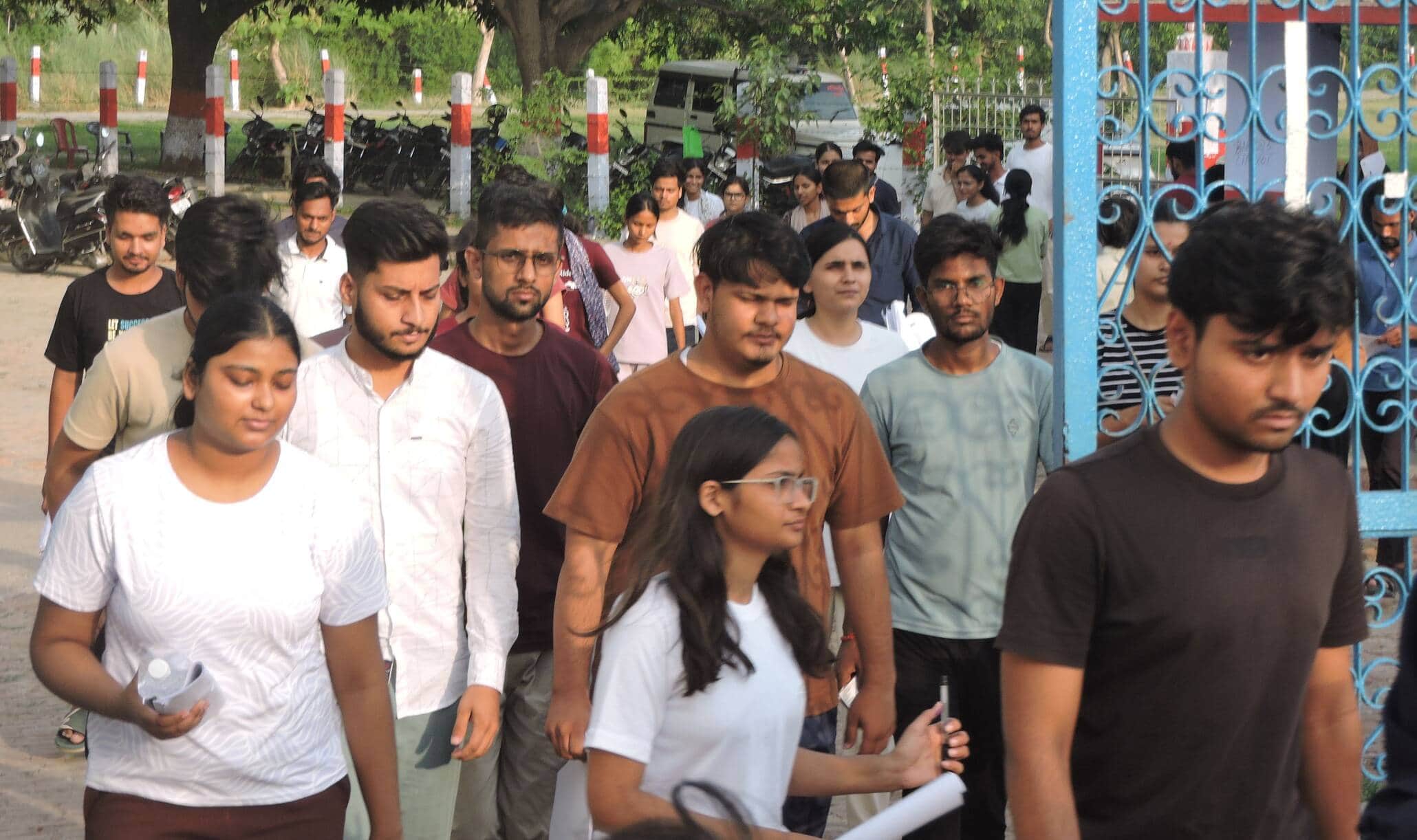 शहर के जय किसान इंटर कॉलेज सकतपुर सनई में नीट की परीक्षा देकर बाहर निकलते छात्र-छात्राएं।  