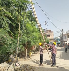  शास्त्री नगर में बिजली के तार बदलते बिजली कर्मचारी। संवाद