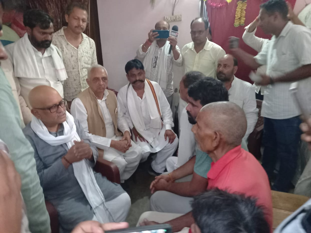 The Congress state president, who visited Shivanand's home, sought financial assistance from the government.