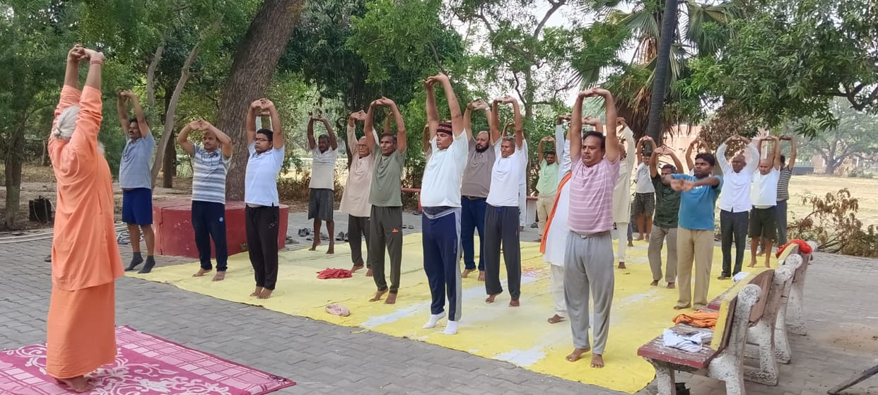 Lahuri Kashi remained immersed in yoga for 45 minutes.