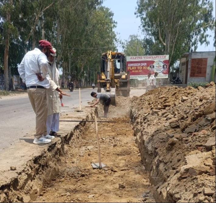 Widening of the Thanabhawan-Charthawal road, connecting two districts, has begun.
