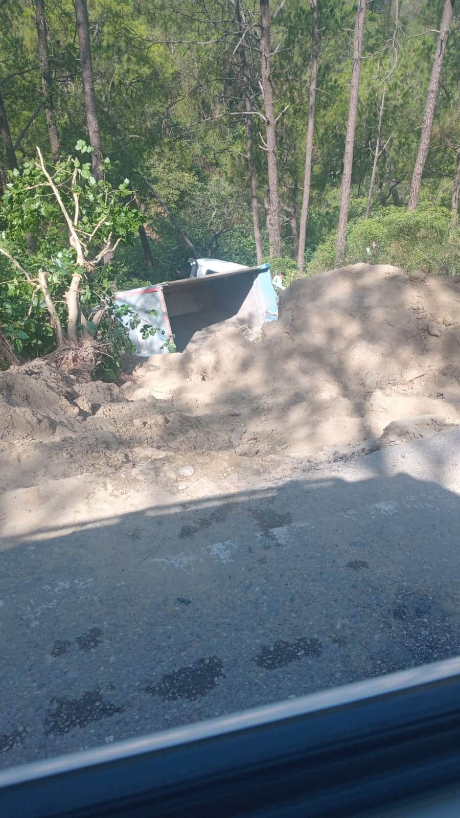 दियोटसिद्ध में पलटा रेत से भरा टिप्पर। स्रोत जागरूक पाठक