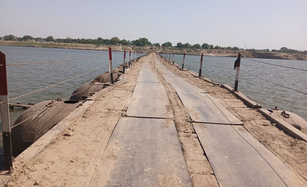 Dhantulsi-Dengurpur pontoon bridge opened; traffic movement suspended.