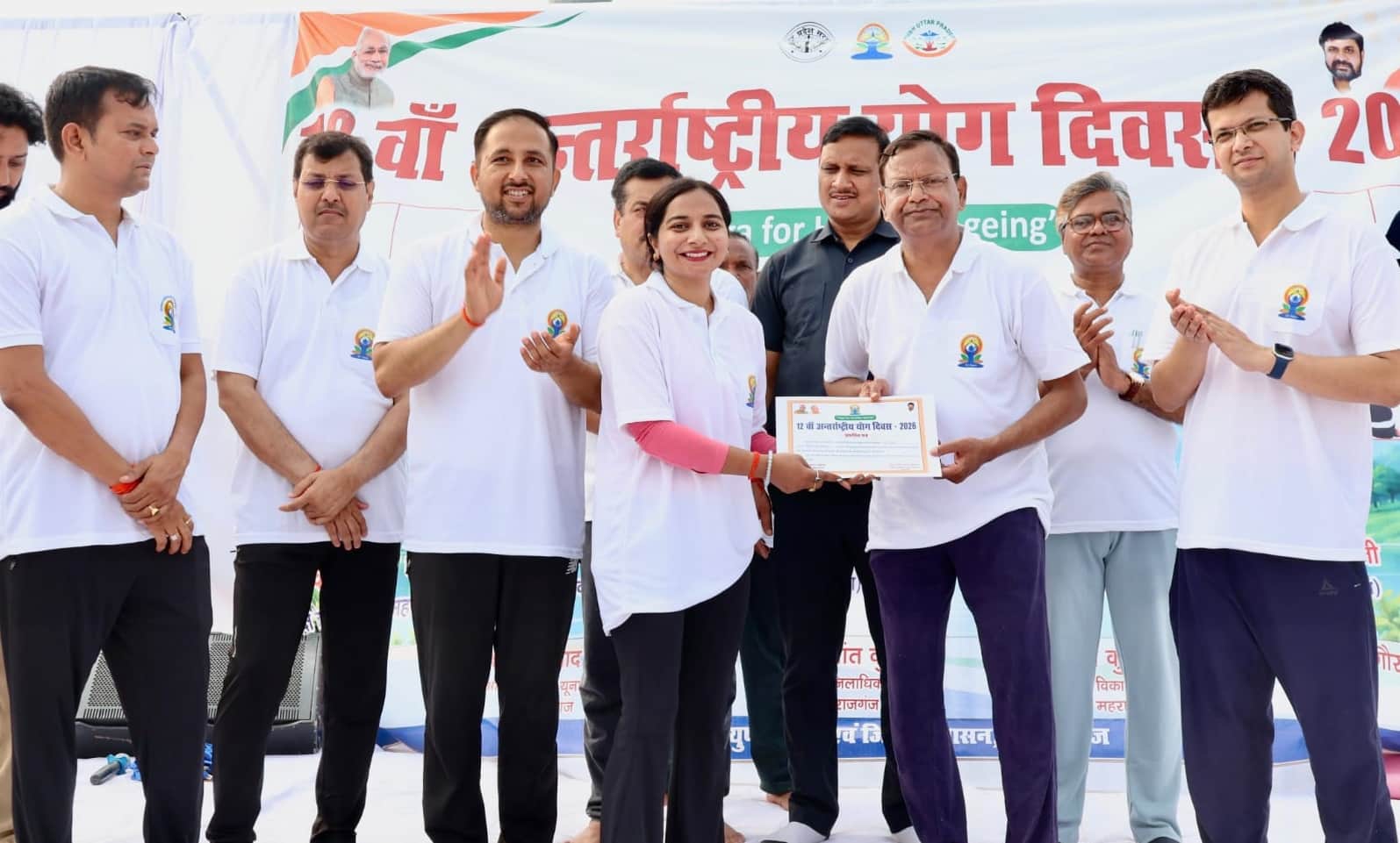 धनेवा स्थित स्टेडियम में योग प्रशिक्षक को प्रमाण पत्र देते केन्द्रीय वित्त राज्यमंत्री पंकज 