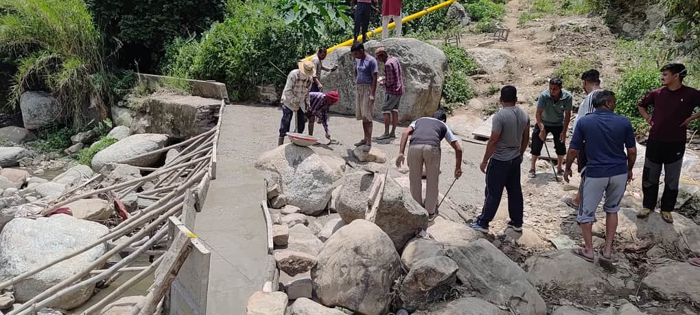 धर्मशाला के चरान खड्ड में सकोह की कूहल के लिए पार्षद और ग्रामीणों ने लगाया ओवरहेड डंगा। अमर उजा