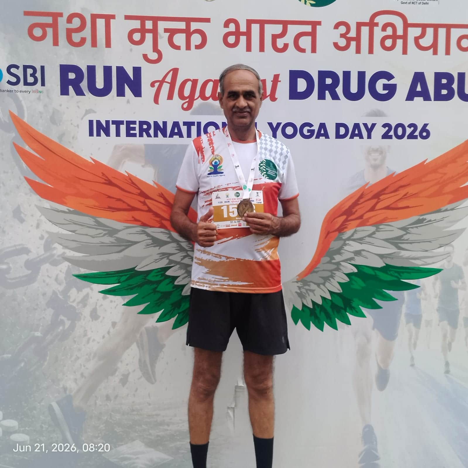 धावक श्रीपाल यादव अपने मेडल दिखाते हुए। 