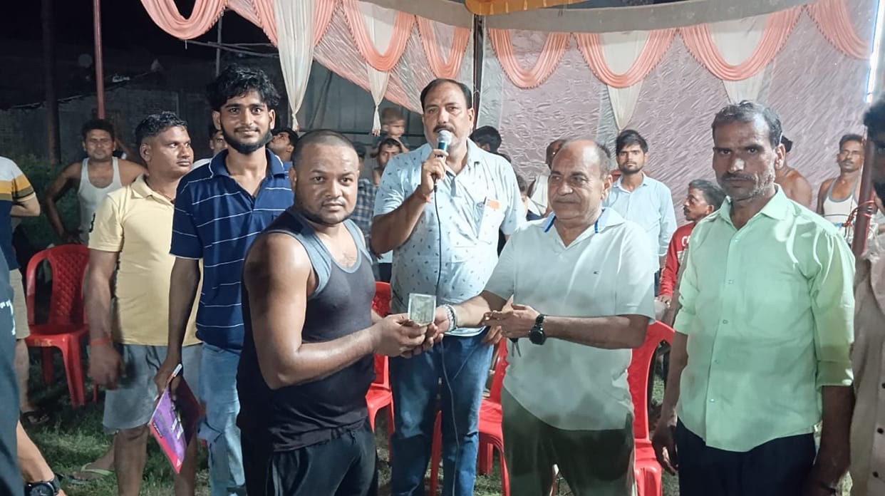 Bilsi wins night volleyball tournament by defeating Kariyamai.