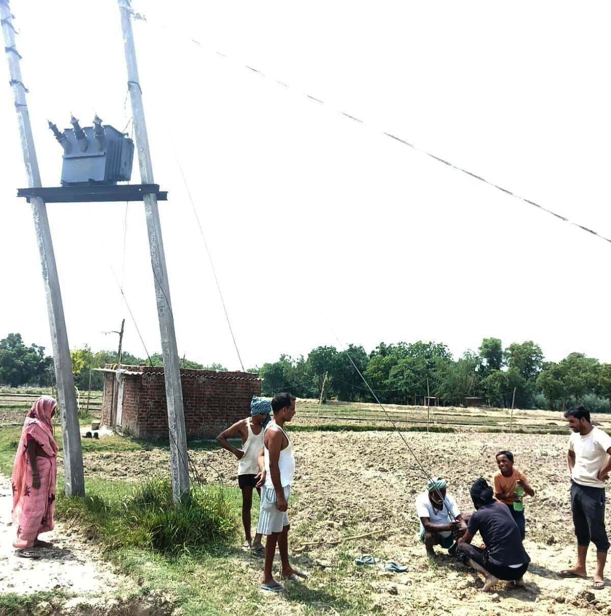 उतरपारा उपकेंद्र से जुड़े गांव बाबा का पुरवा के पास झुके पोल में स्टेवायर लगाते कर्मचारी।