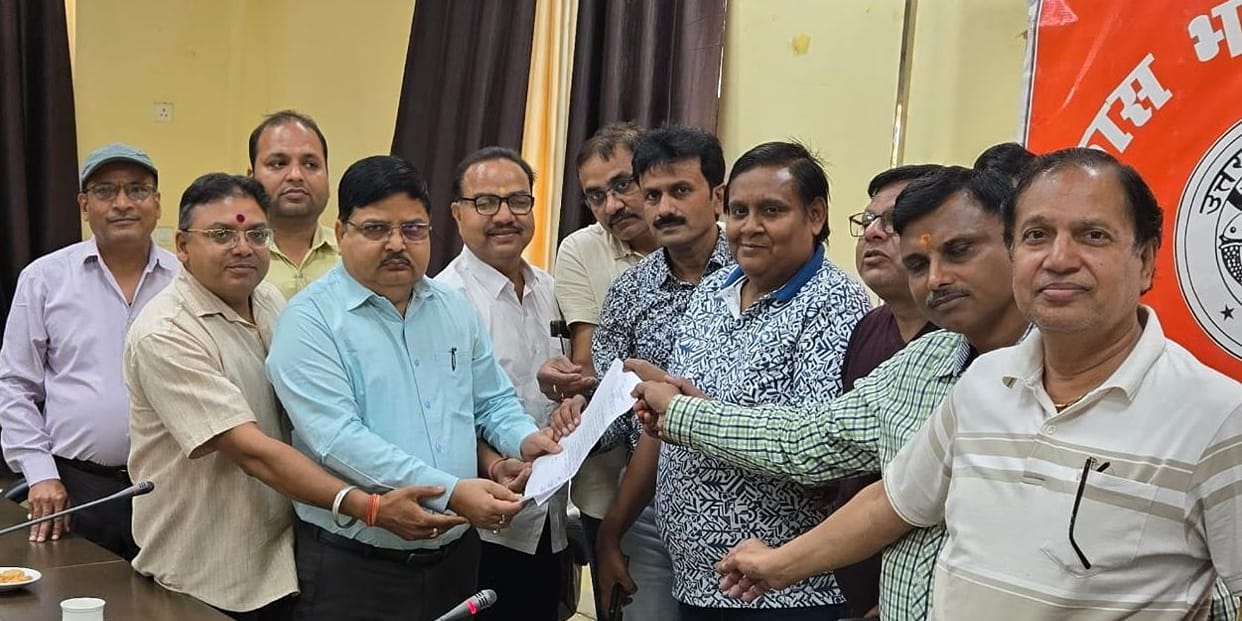 Demand raised to open the rear gate of the grain market to relieve traffic congestion on Amanpur Road.