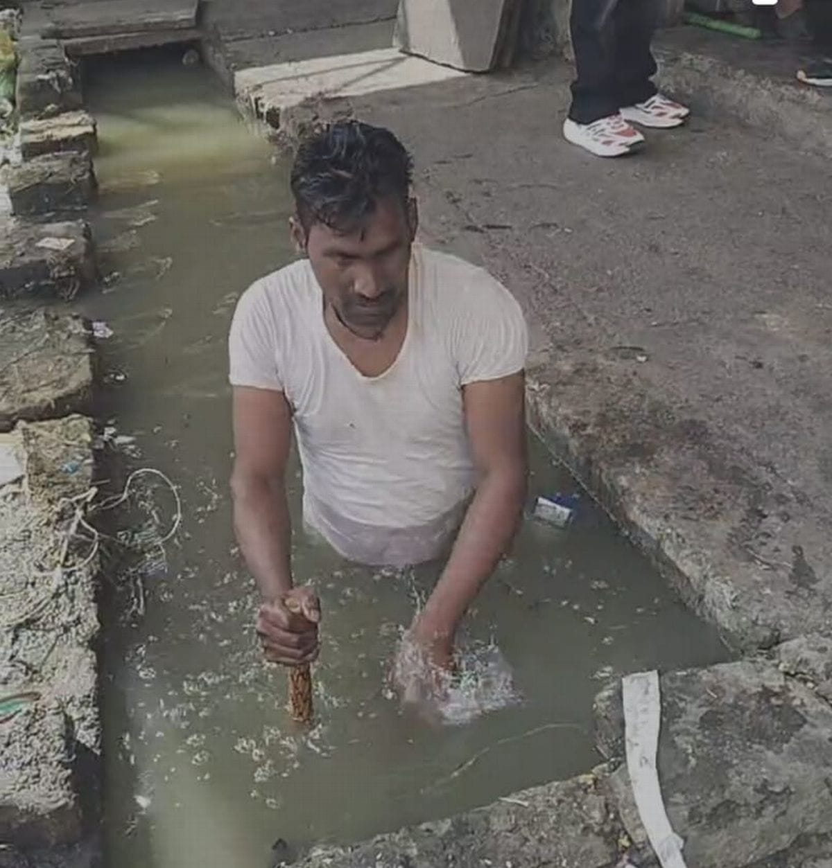 Drains have become garbage dumps, dirty water is flowing on the roads... the lives of sanitation workers are at risk.